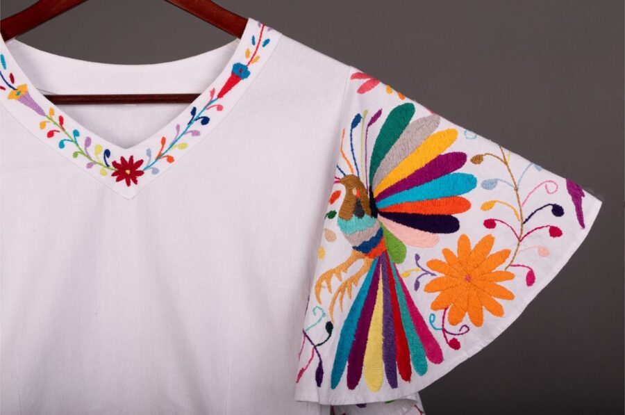 Blusa con bordados artesanales