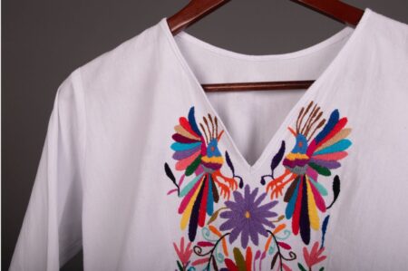 Camisa blanca con bordados artesanales