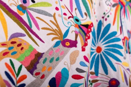 Capa Blanca Artesanal con Bordados