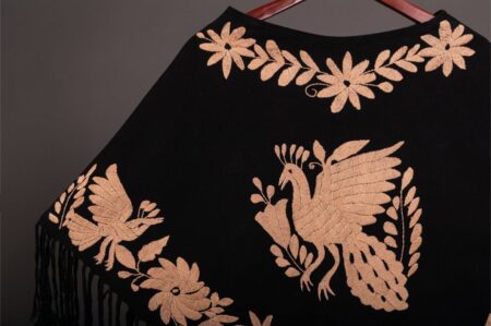 capa negra con bordado de pata de gallo