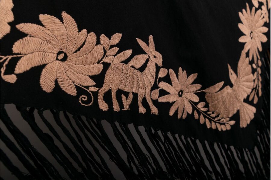capa negra detalles dorados
