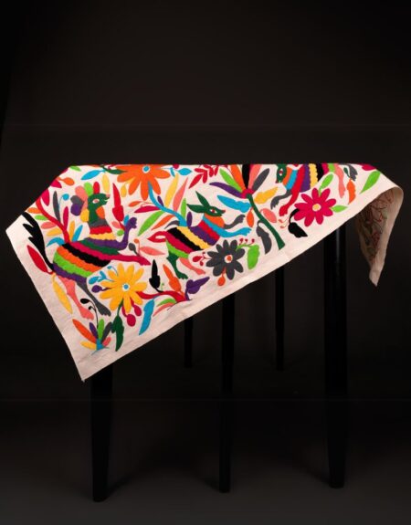 Mantel Cuadrado con Bordado Artesanal