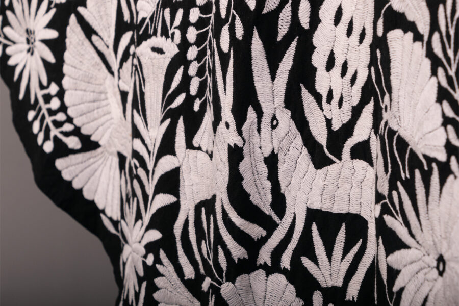 Poncho Negro con Blanco - Imagen 3
