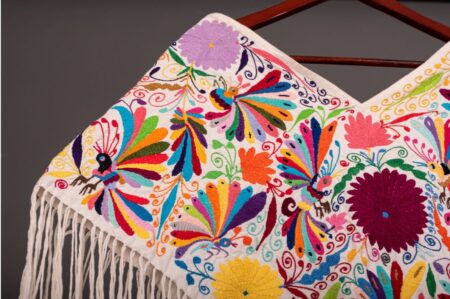 Poncho artesanal de colores mexicanos