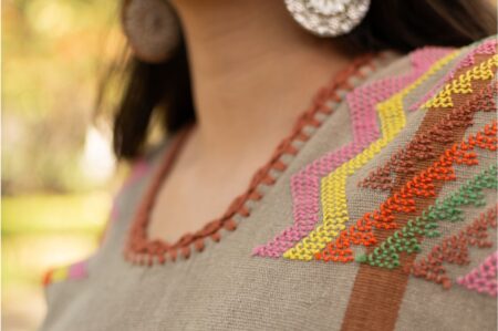 Hupil color cafe con bordados