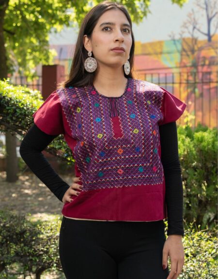 Blusa color vino con bordados mexicanos