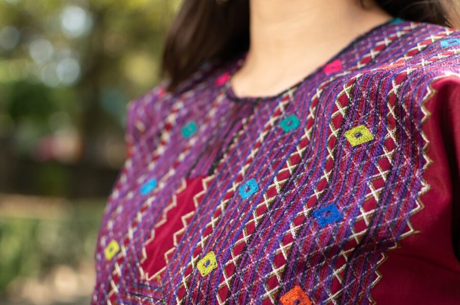 Blusa Color vino con bordados mexicanos