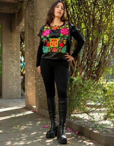 Blusa Negra con Bordados