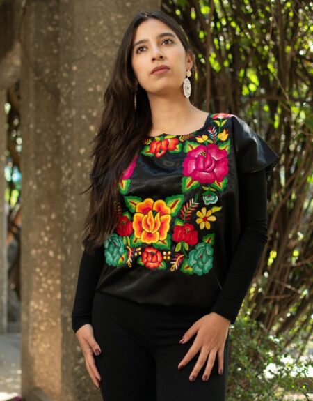 Blusa Negra con Bordados