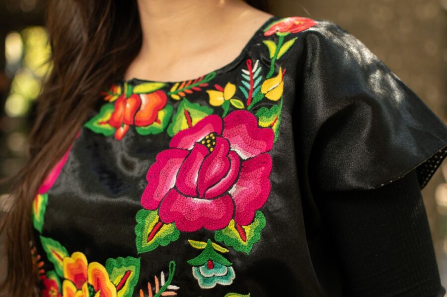 Blusa Negra artesanal con bordados
