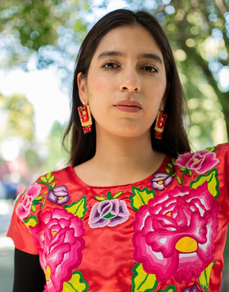Blusa Roja con Bordados