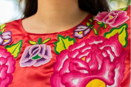 Blusa Roja con Bordados