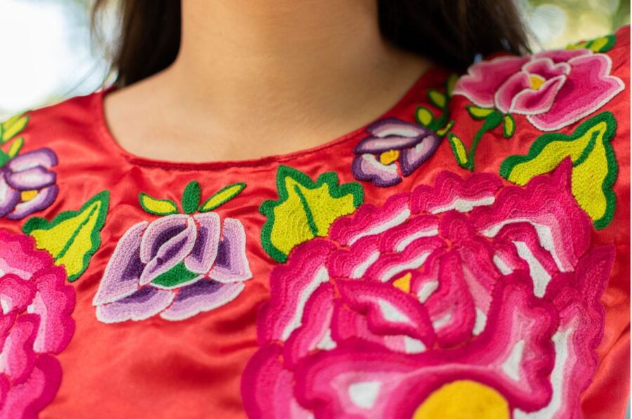 Blusa Roja con Bordados