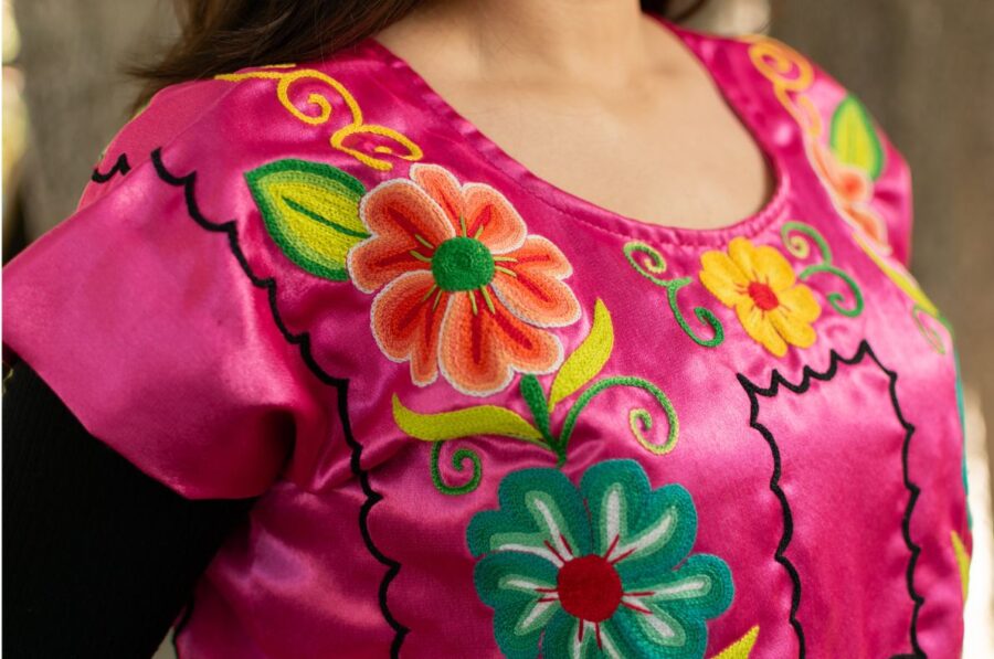 Blusa rosa con bordados