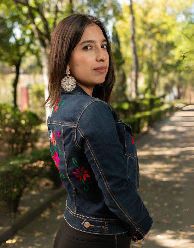 Chamarra con bordado artesanal mexicano