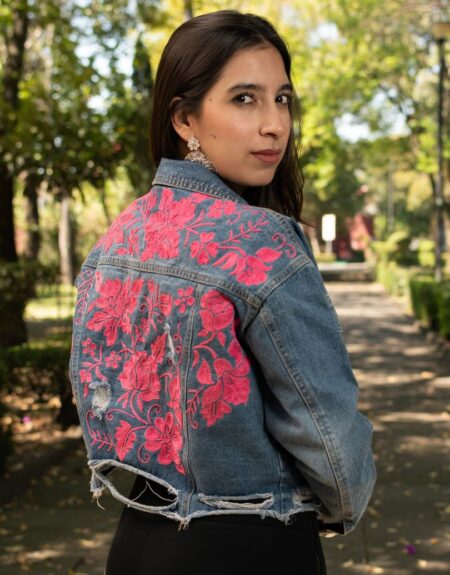 Chamarra con bordados en Color Rosa