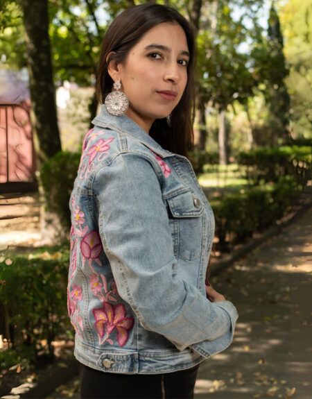 Chamarra de mezclilla con flores rosas