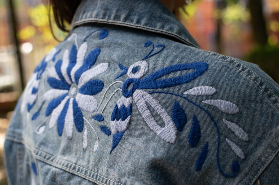 Chamarra de Mezclilla con bordados azules artesanales