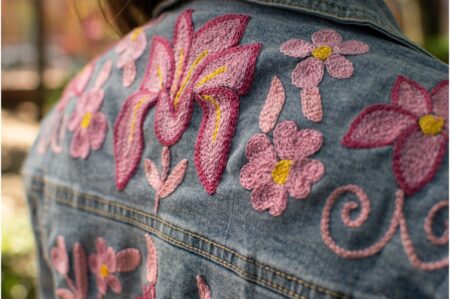 Chamarra de Mezclilla con Bordados rosas