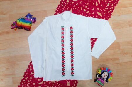 Camisa con bordado de flores artesanal