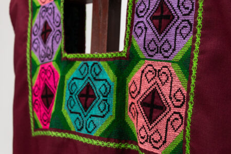 Huipil en color vino