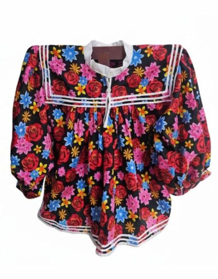 Blusa raramuri de flores rojas y rosas