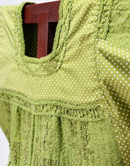 Blusa verde de puntitos blancos