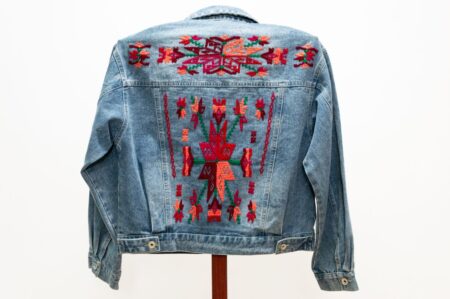 Chamarra de mezclilla con bordados