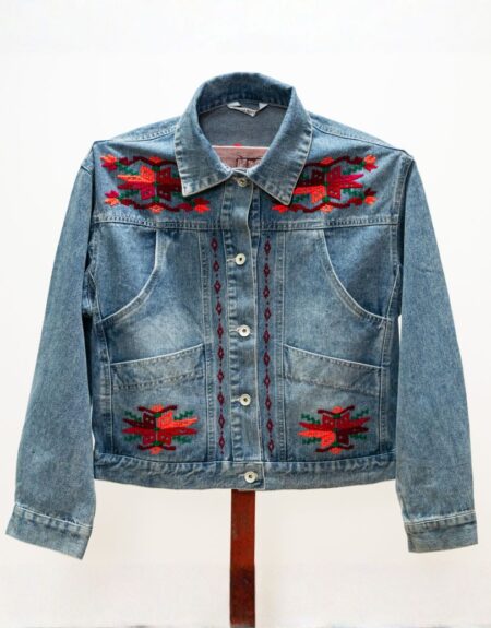 Chamarra de mezclilla con bordados artesanales