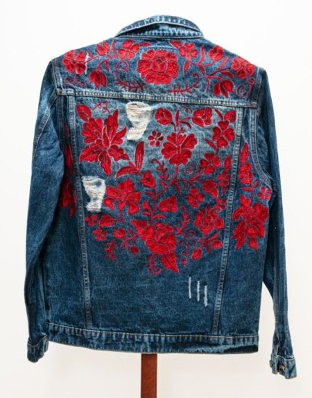 Chamarra Con bordados Carmin