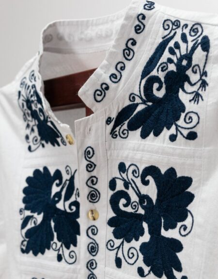 Guayabera con bordado azul