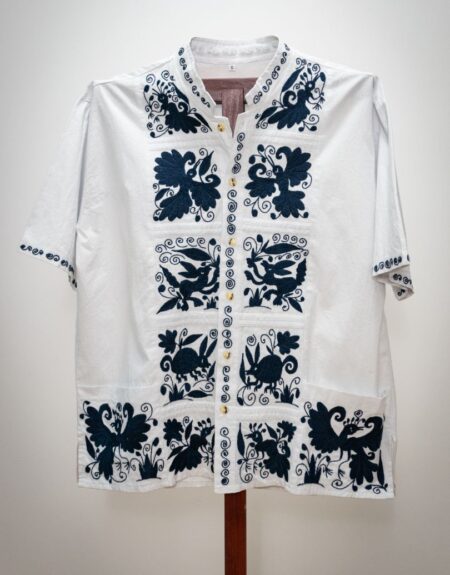 Guayabera con bordado azul