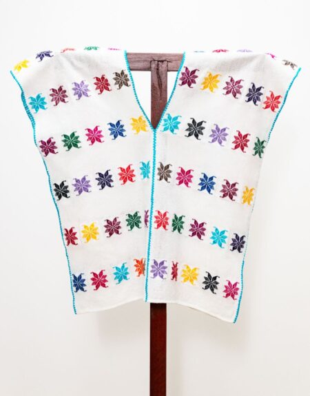 Huipil Blanco con Motivos de Colores