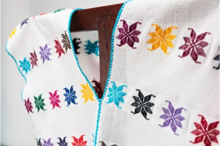 Huipil Blanco con motivos de colores