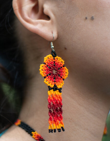 Aretes colgantes de flor
