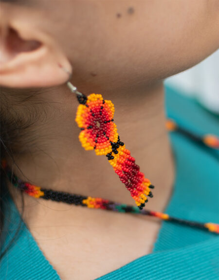 Aretes colgantes de flor